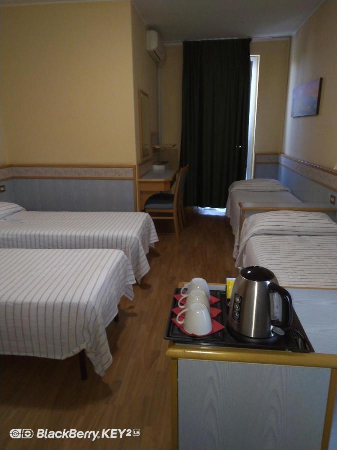 Hotel Route 9 Cadeo Exterior photo