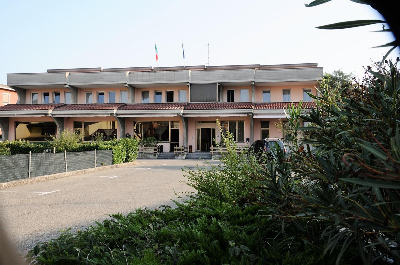 Hotel Route 9 Cadeo Exterior photo