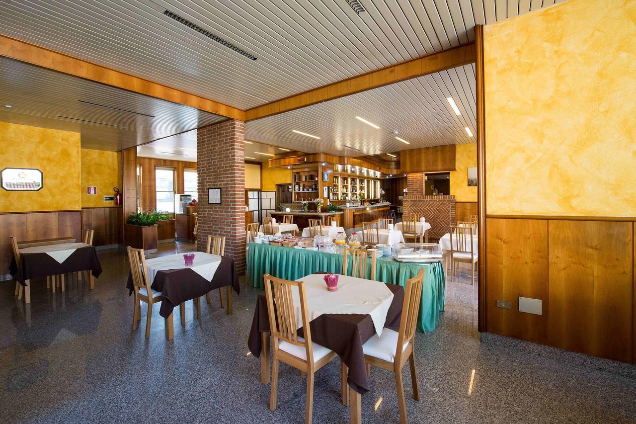 Hotel Route 9 Cadeo Exterior photo