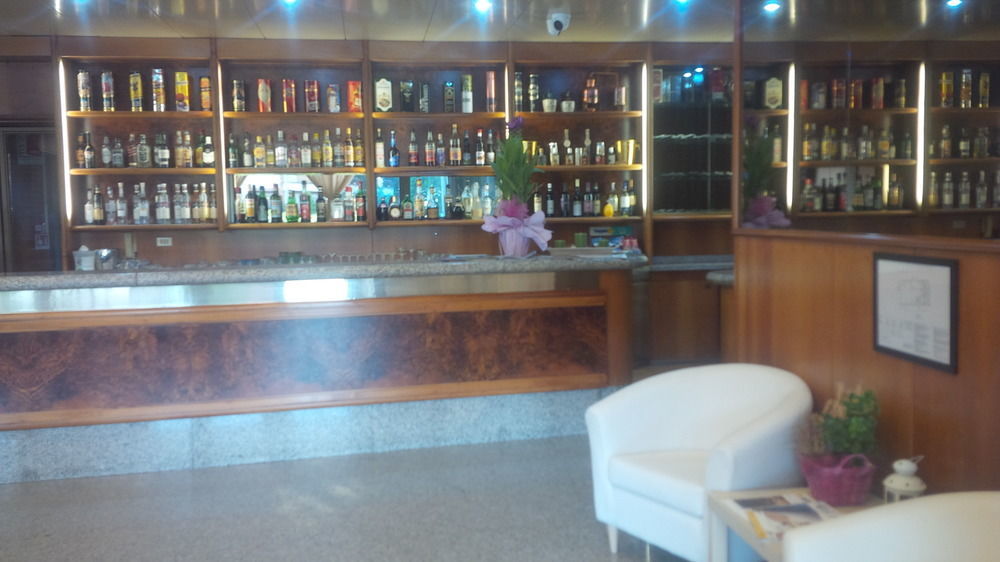Hotel Route 9 Cadeo Exterior photo