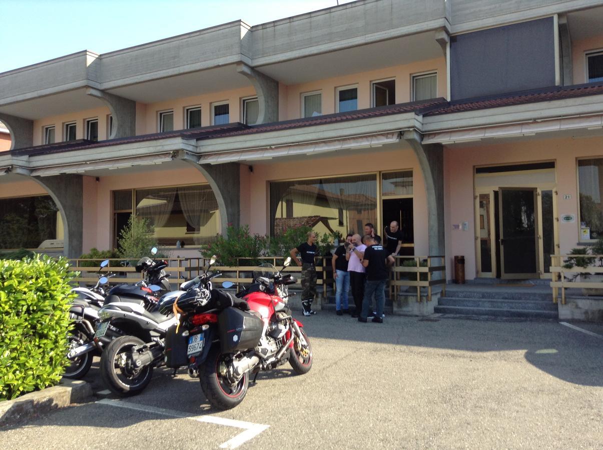 Hotel Route 9 Cadeo Exterior photo