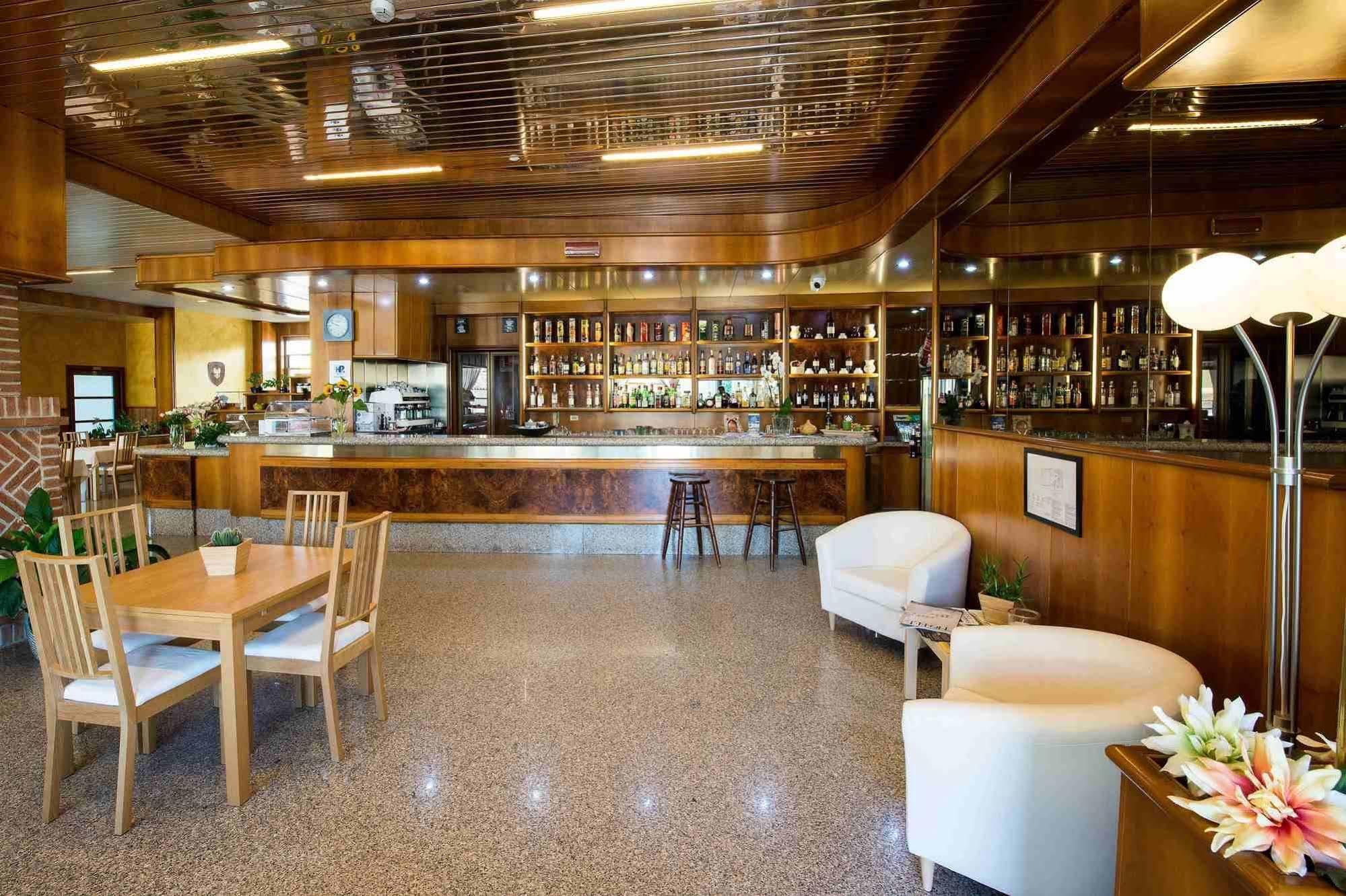 Hotel Route 9 Cadeo Exterior photo