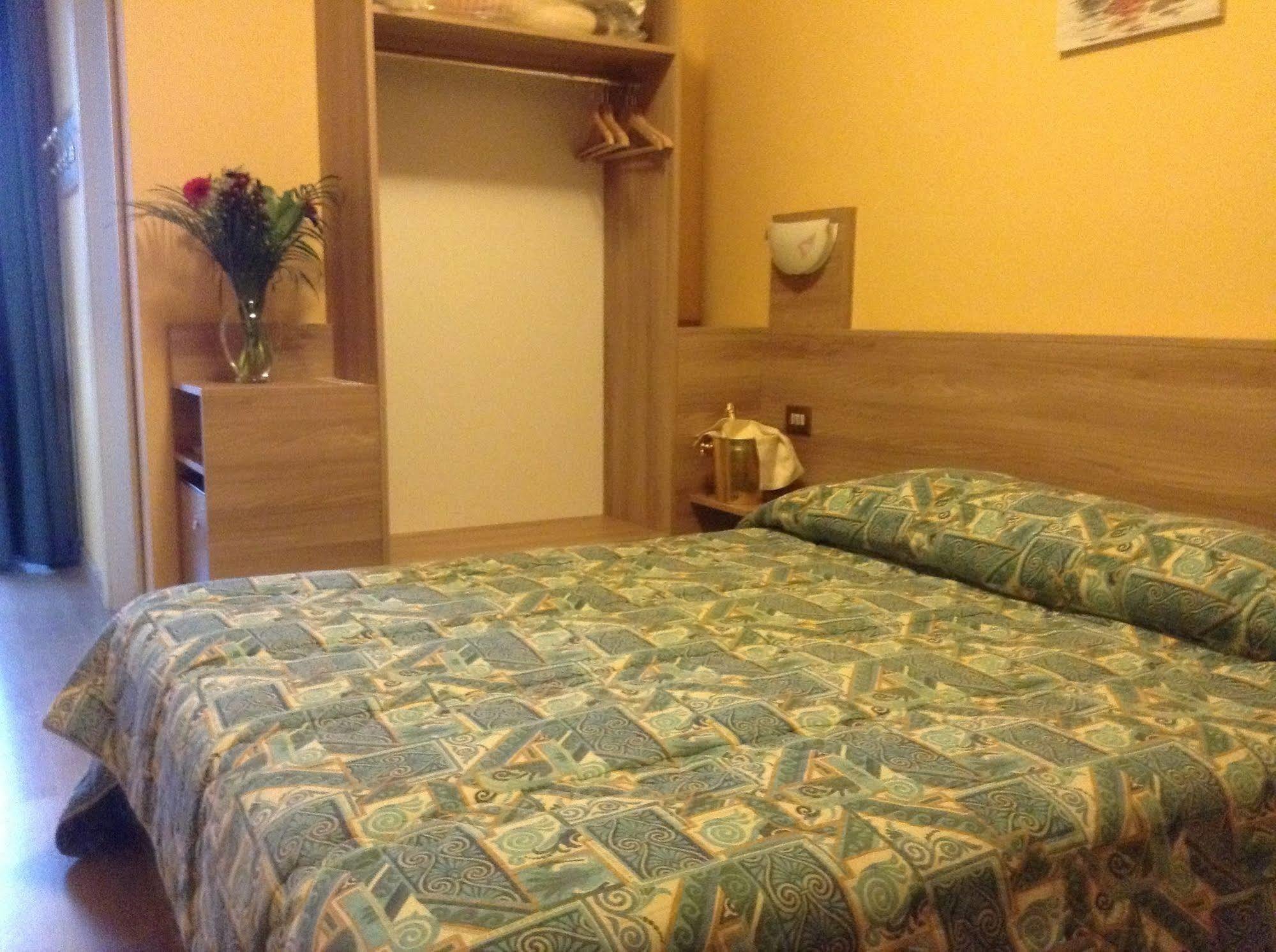Hotel Route 9 Cadeo Exterior photo