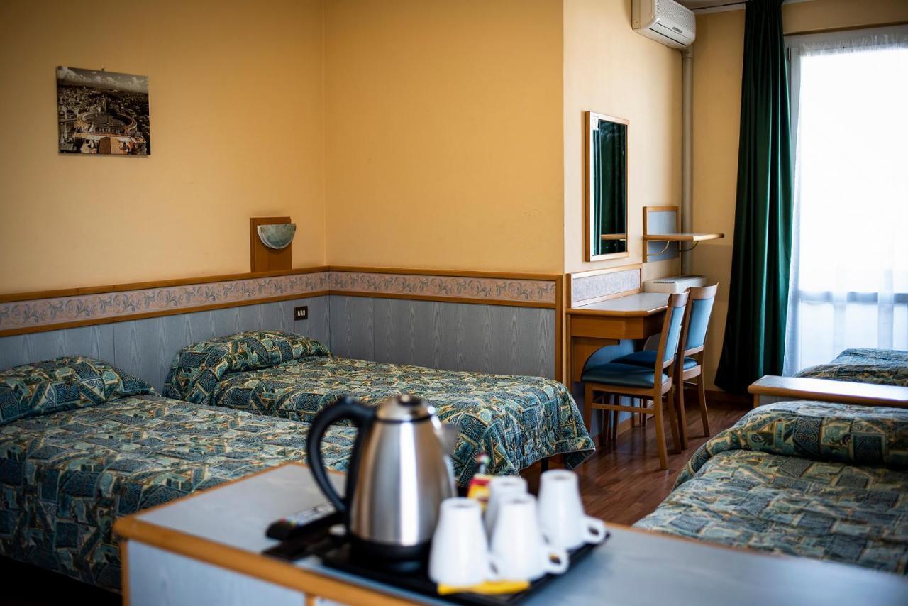 Hotel Route 9 Cadeo Exterior photo